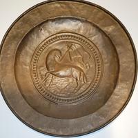 Antico piatto elemosiniere in rame sbalzato