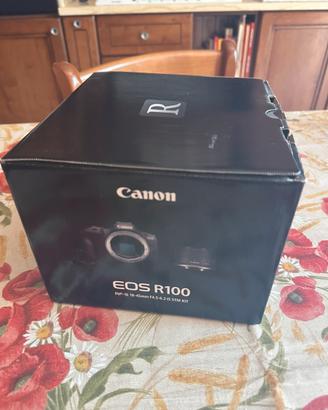 Canon EOS R100 + Obiettivo RF-S 18-45mm IS STM