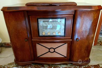 Radio d’epoca in legno