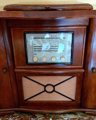 Radio d’epoca in legno