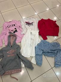 Due maglioni una camicia una maglietta mezza manic