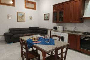 Via Azuni bivano arredato