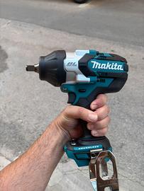 Avvitatore Makita ad impulsi con 2 batterie 18V
