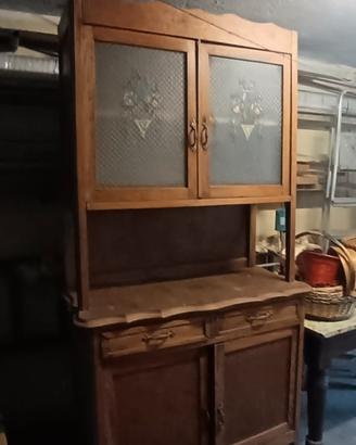 Credenza in legno del secolo scorso