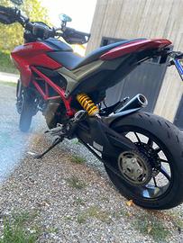 Hypermotard 821