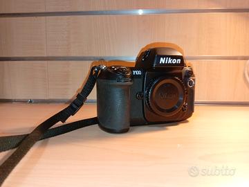 macchina fotografica Nikon  F100
