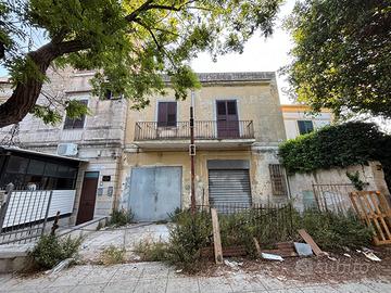 Mondello:locale commerciale trasformabile in abita