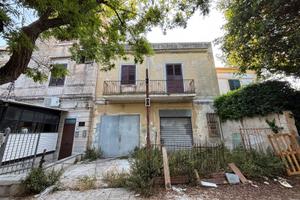 Mondello:locale commerciale trasformabile in abita