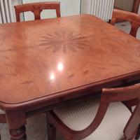 Soggiorno con madia, tavolo allungabile e 4 sedie