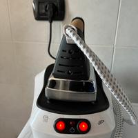 Stirella e ferro da stiro a vapore.