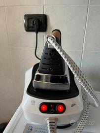 Stirella e ferro da stiro a vapore.