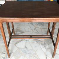 Vecchio tavolo in legno