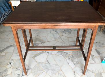 Vecchio tavolo in legno