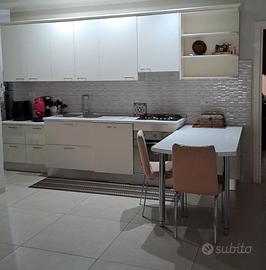 Cucina parete attrezzata e divano