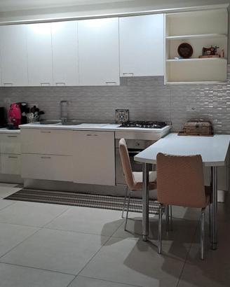 Cucina parete attrezzata e divano