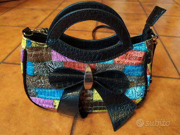 Borsa decorata con effetto coccodrillo e fiocco