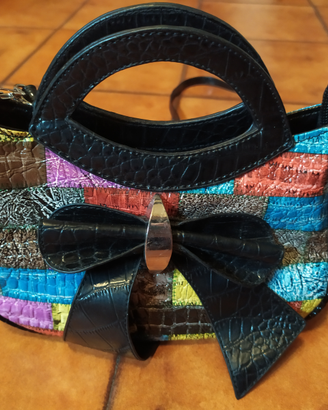 Borsa decorata con effetto coccodrillo e fiocco