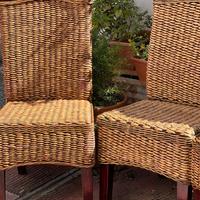 Quattro sedie legno e vimini intrecciato