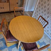 tavolo e quattro sedie