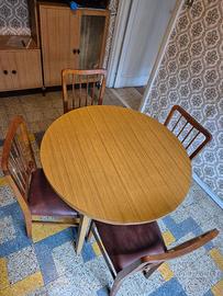 tavolo e quattro sedie