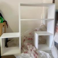 Libreria con design a forns di nota musicale