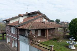 Villa di 400 m² con 5 locali a Oleggio