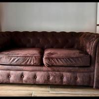 divano marrone Chesterfield 2/3 posti