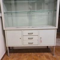 vetrinetta per ferri chirurgici