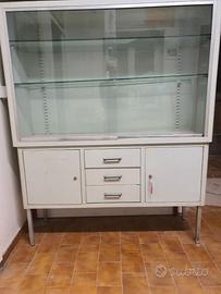 vetrinetta per ferri chirurgici