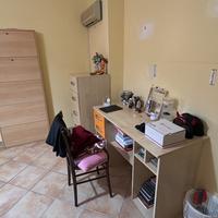 Stanza completa con scrivania