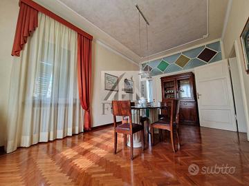 Villa di 200 m² con più di 5 locali e box auto dop