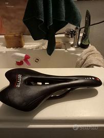 Sella Astute pilarga carbon