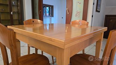 Tavolo in legno allungabile con 4 sedie