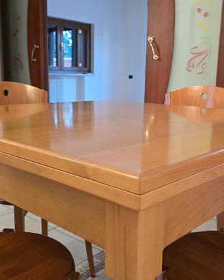 Tavolo in legno allungabile con 4 sedie