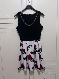 Vestito estivo elegante a fiori e con collana