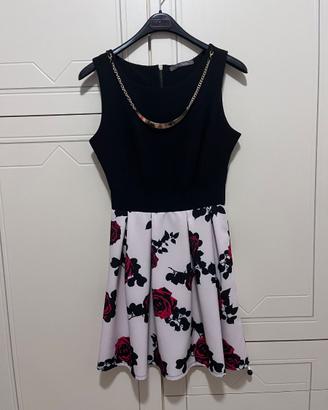 Vestito estivo elegante a fiori e con collana
