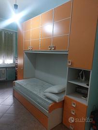 cameretta a ponte arancione e beige 2 letti singol