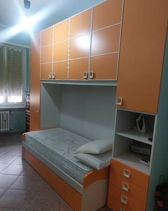 cameretta a ponte arancione e beige 2 letti singol