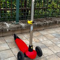 Monopattino a tre ruote per bambini ma regolabile