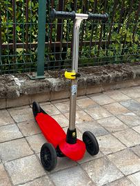 Monopattino a tre ruote per bambini ma regolabile