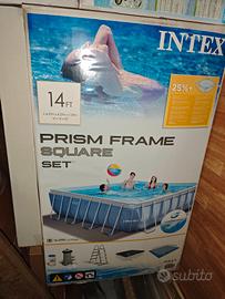 Piscina completa di accessori 