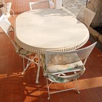 Tavolo in cemento bianco e quattro sedie 