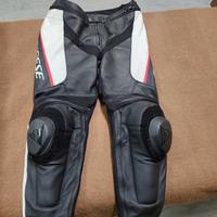 Pantaloni pelle dainese giacca guanti alpinestars 