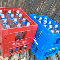 12 cassette con bottiglie per acqua con tappo vite