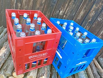 12 cassette con bottiglie per acqua con tappo vite