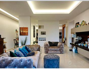 Divano con poltrona com pouf