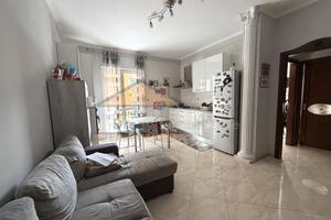 Appartamento con box via giardini Rif.G2044