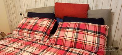 Letto matrimoniale con spalliera imbottita e doghe