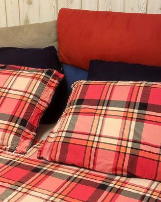 Letto matrimoniale con spalliera imbottita e doghe