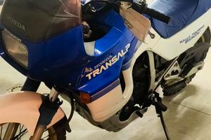 Honda Transalp 600 anno 1990 motore nero. 